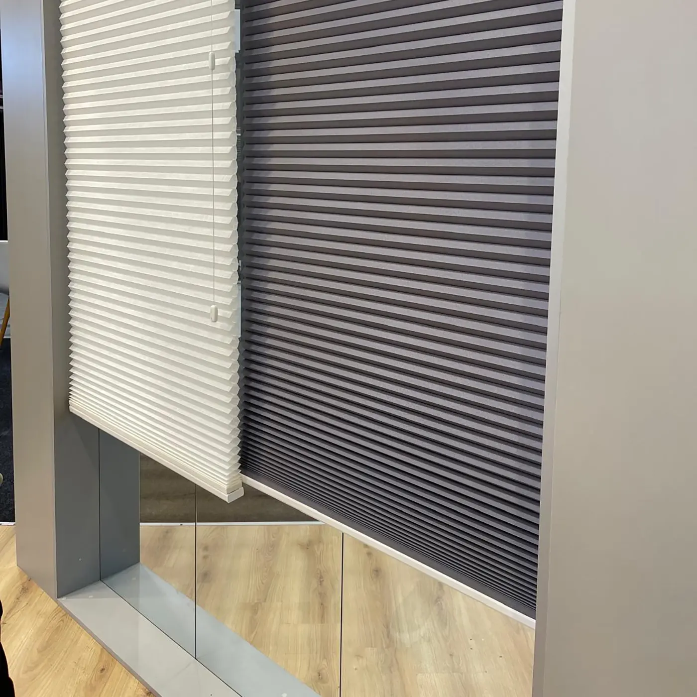 Wit-grijze plissés in een Limburgse woonkamer